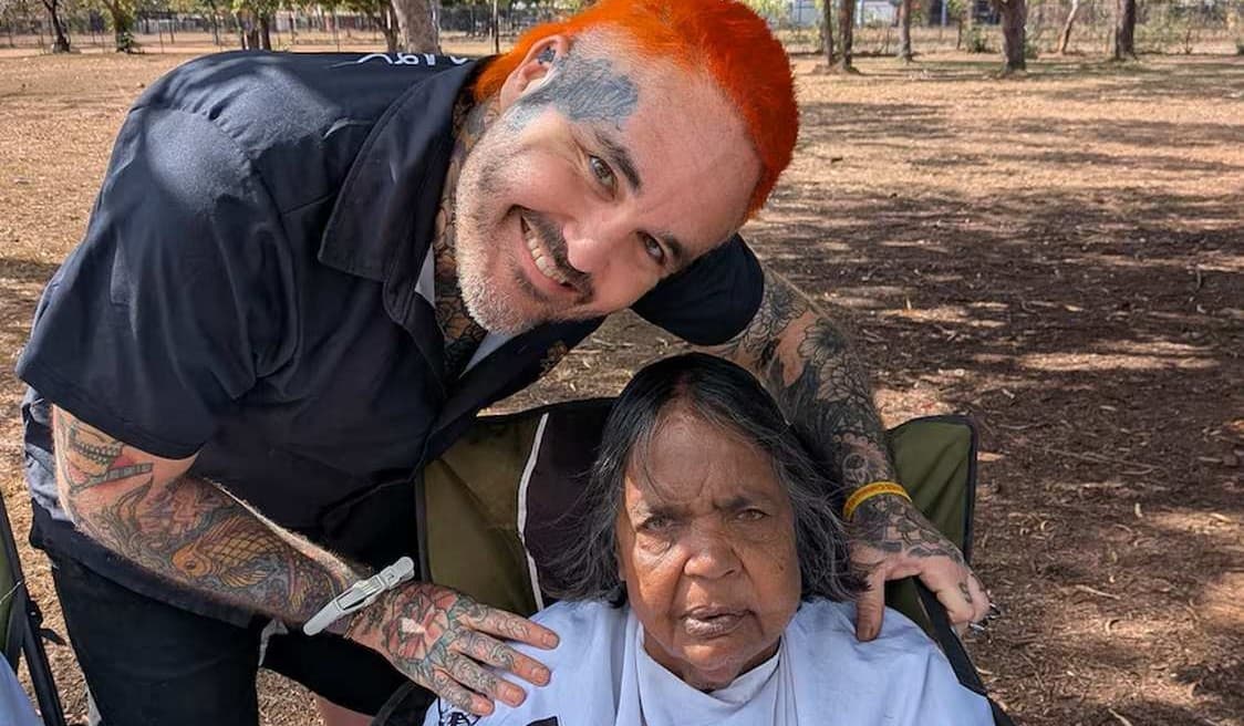 Barber Trades Cities for Islands, Teaches Haircuts Freely